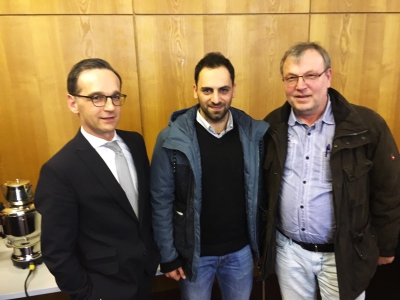 Zum Foto: Politik und Flüchtlingshilfe kamen miteinander ins Gespräch, hier (von links) Heiko Maas, Mohamed Loulou und Hans-Joachim Dedenbach.
